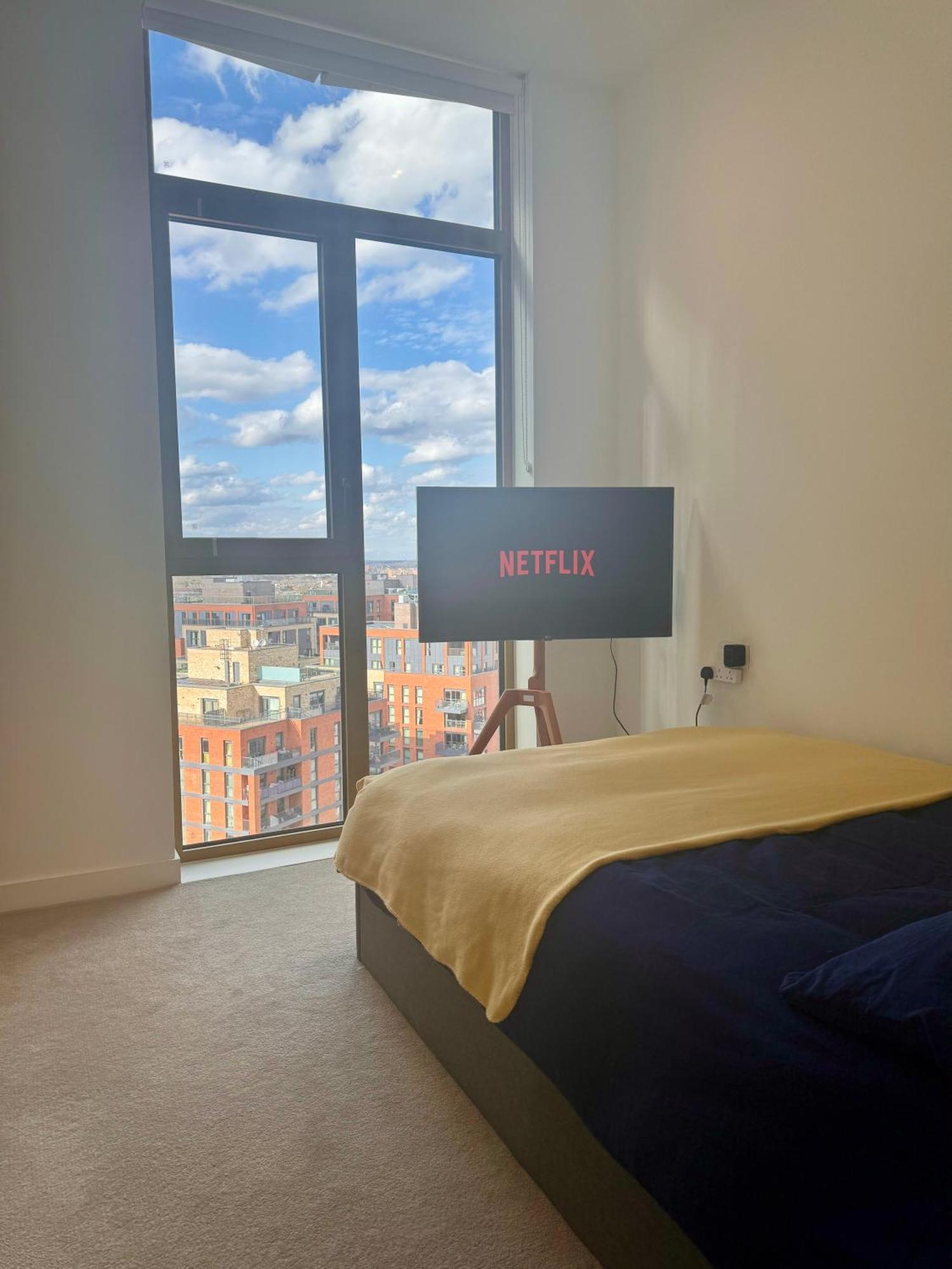 Cozy Room With Private Bathroom In Luxurious Flat London Exterior foto
