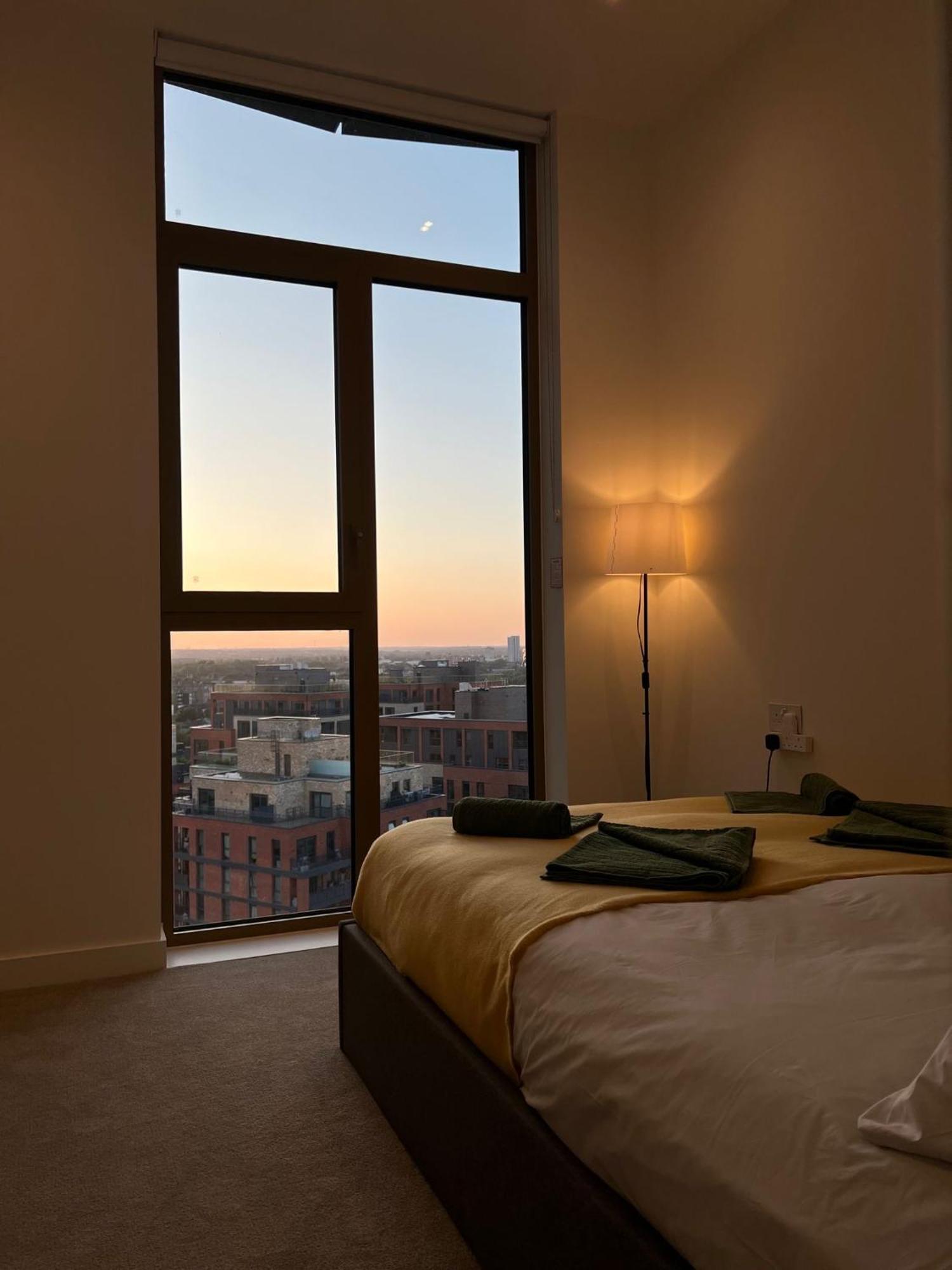 Cozy Room With Private Bathroom In Luxurious Flat London Exterior foto